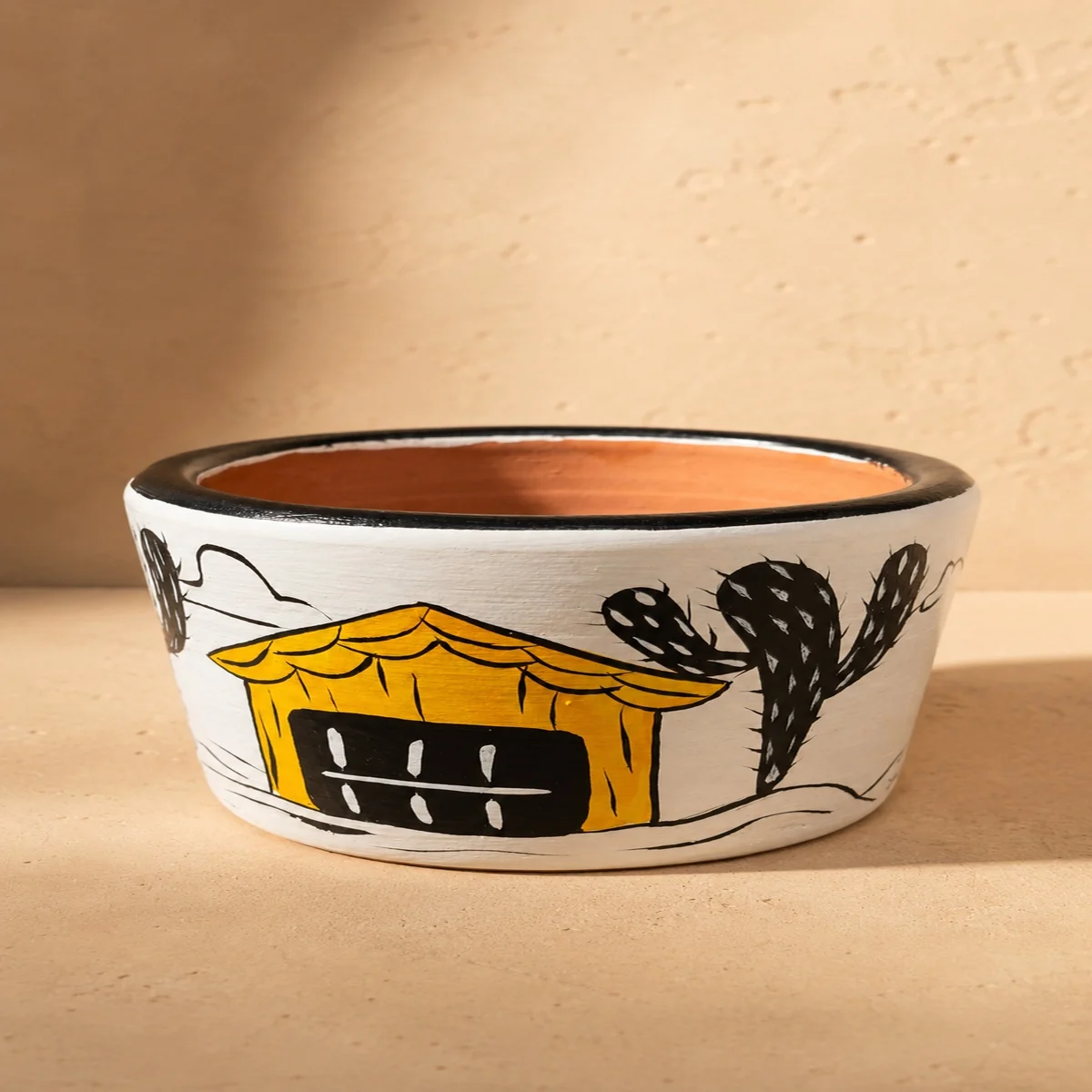 Vaso de Barro Artesanal Pintado à Mão em composição editorial